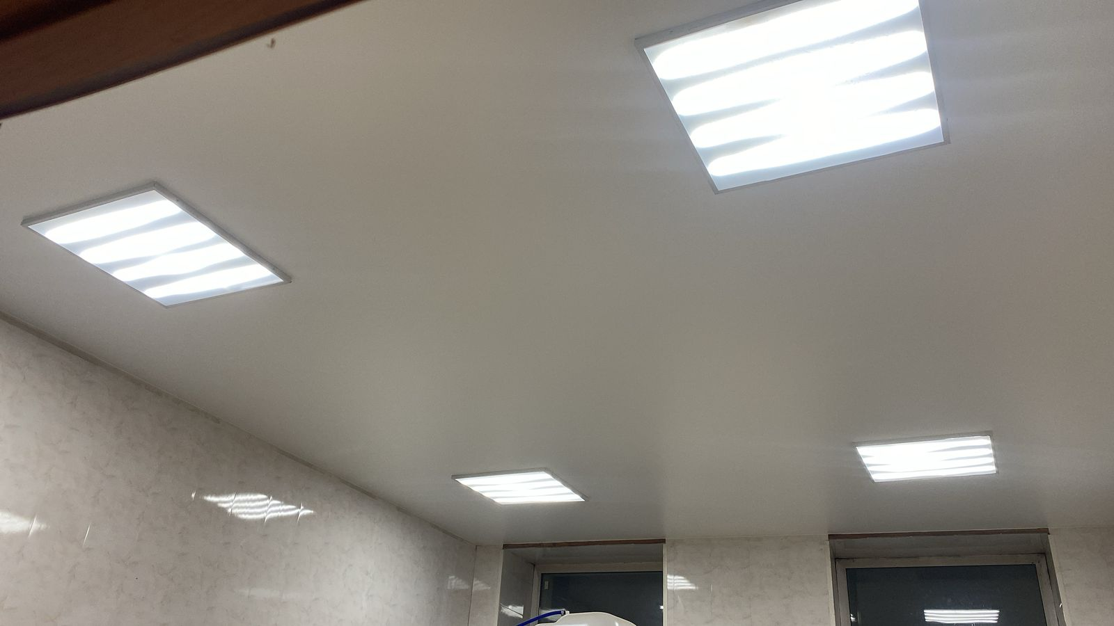 Потолок и освещение в офисе, фото 1